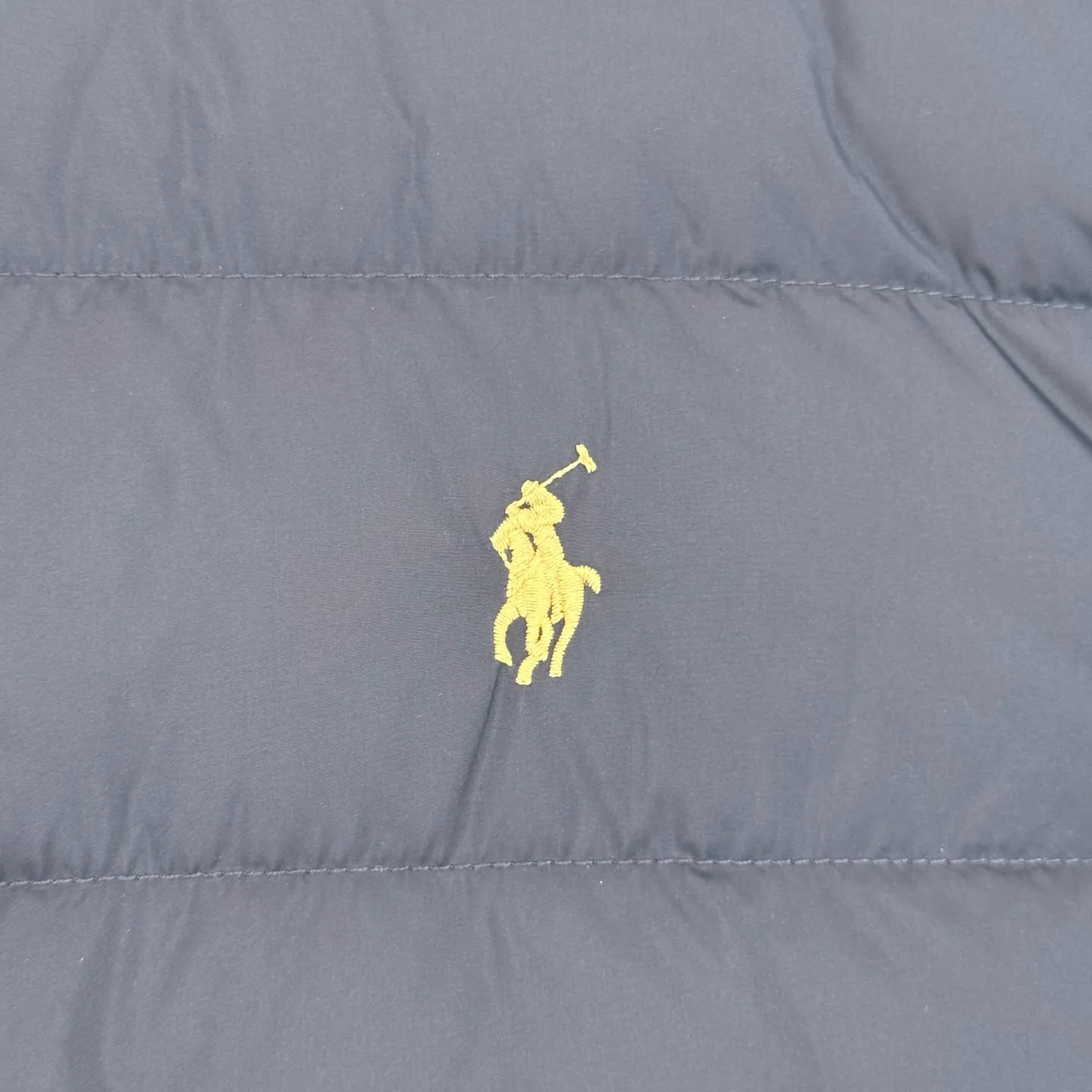 P930 lightweight down jacket size s m l xl Nylon fabric has good windproof and waterproof properties, which can effectively block the intrusion of wind and rain from the outside and keep the inside dry, suitable for wearing in humid or rainy environments.  The red label on the chest is made with an imported MECLO embroidery machine. The original pattern is scanned first, and then high-quality silk thread is used to make a pattern. The density effect is adjusted by continuous pattern making.  Exquisite details: the zipper design is simple and elegant, easy to operate; the closing design of the cuffs and hem effectively prevents the intrusion of cold wind, improving the warmth and comfort of wearing.  High-quality filling: 90 white duck down is selected, with a weight of 260g, ensuring excellent thermal insulation performance. After strict screening and processing, the velvet is not easy to drill, ensuring durability. The hangtags, wash marks, air holes, and four-button buttons are all customized from the original one-to-one mold.